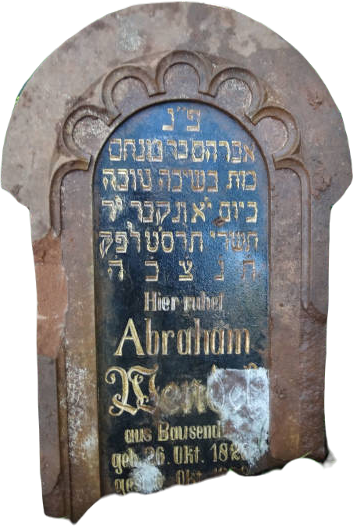 Grabsteinfragment, 2021 wiederentdeckt, Foto: Monika Metzen-Wahl Bausendorf Friedhof DSC05385 metzen wahl 2021a 500