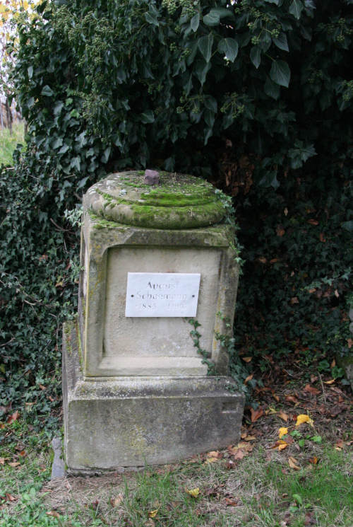 August Schoemann Grabsteinfragment IMG 6502 500