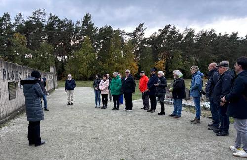 Foto: Monika Metzen-Wahl Gedenktafel Kulmhof 2023 Metzen Wahl 500