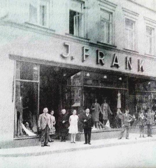 Das umgestaltete Textilkaufhaus; Emil Frank (links), seine Schwester Clementine Frank-Weil, Mutter Rosalie Frank-Müller, Tochter Else, Bruder Eugen J Frank Triererstr1 1930 HarryFrank 500